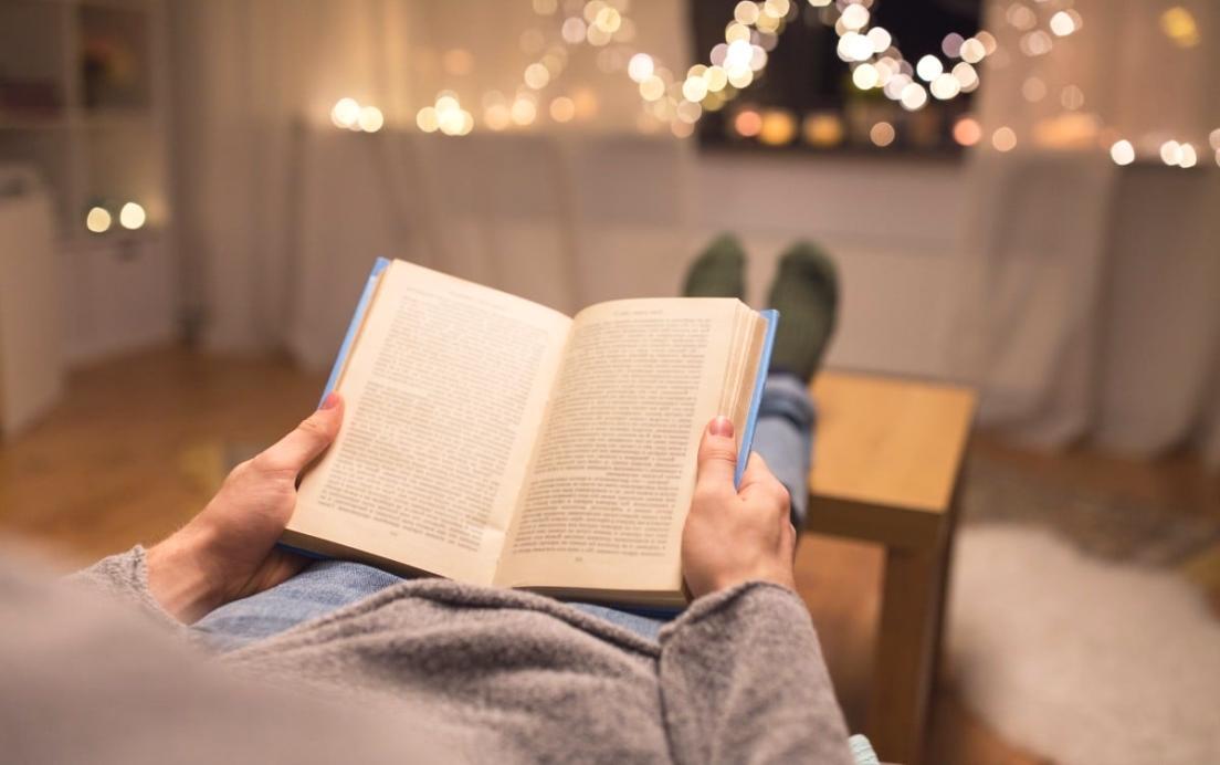 Menschen in intensivem Gespräch während eines Führungstrainings