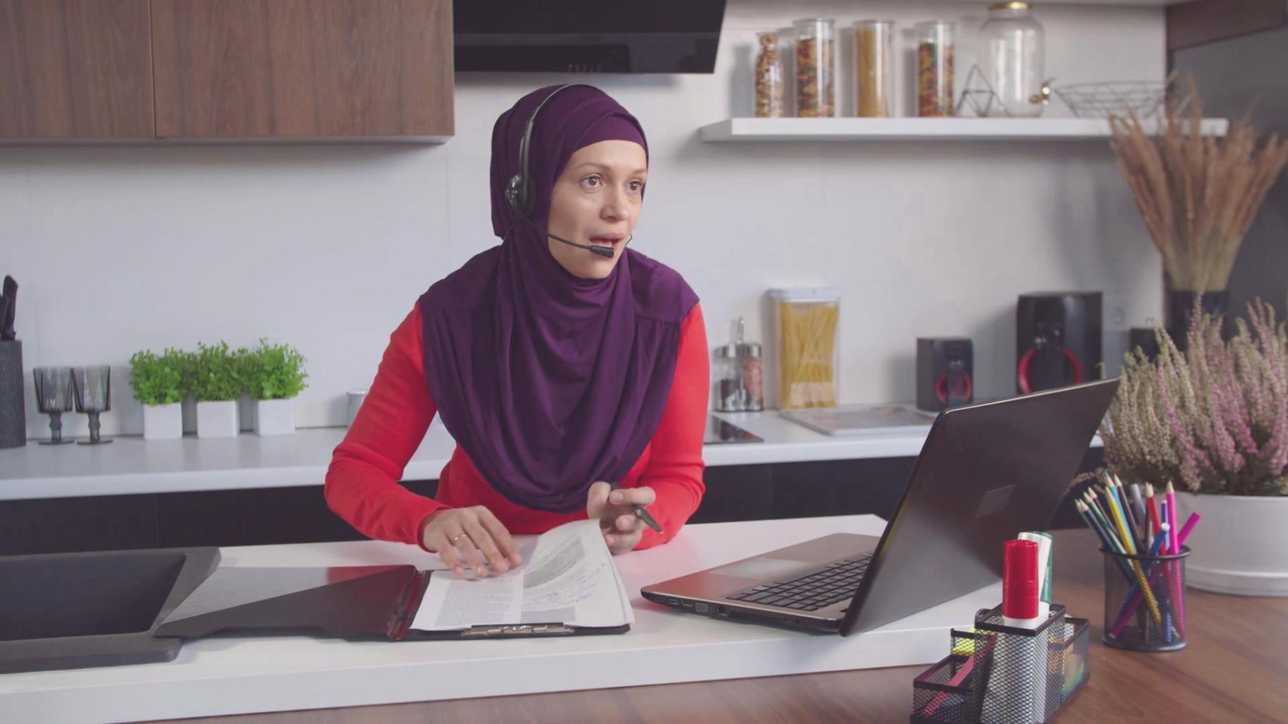 Moderator gibt Feedback während praktischer Gruppenübung