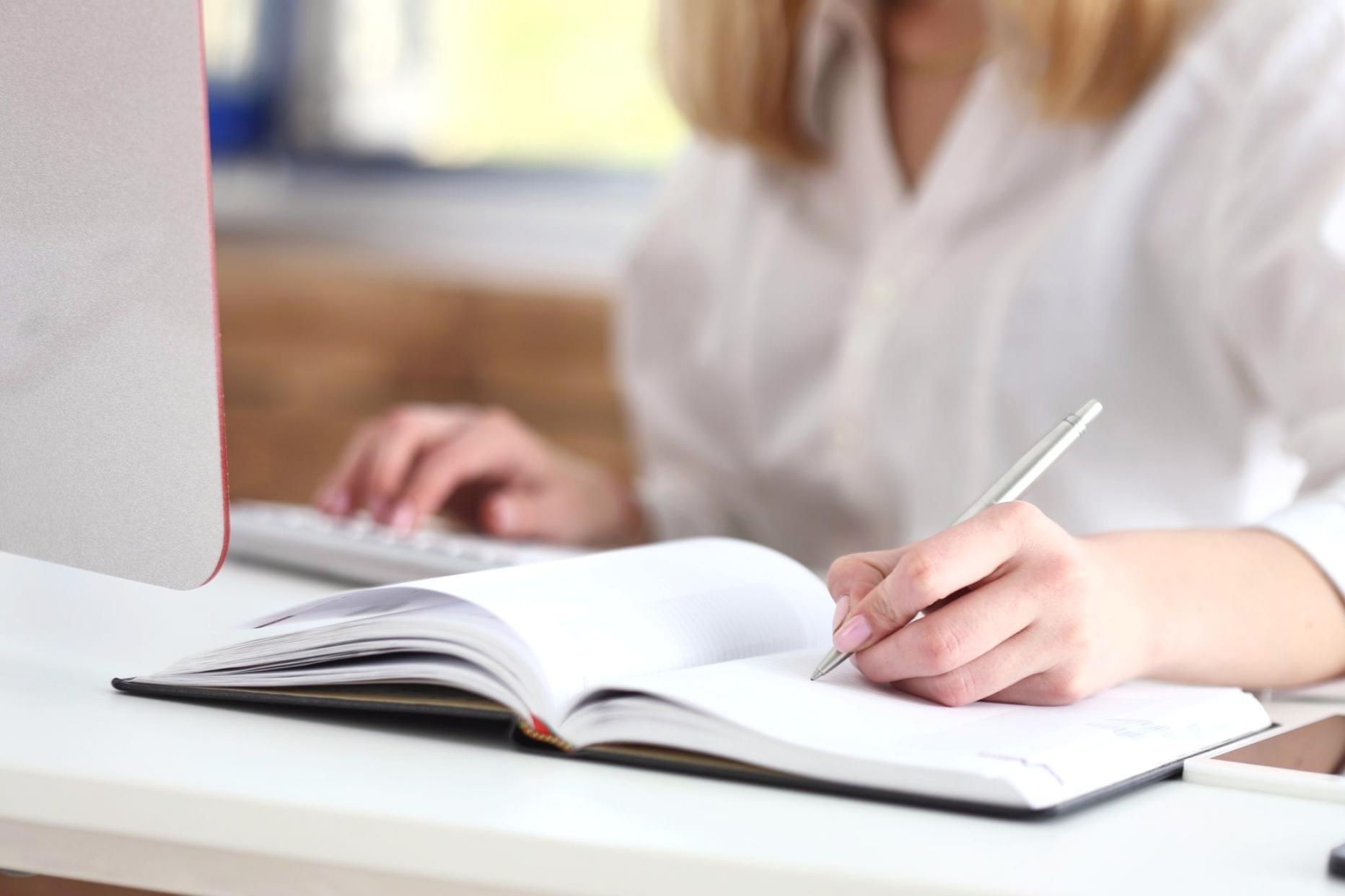 Teilnehmende bei intensiver Gruppenarbeit in Workshop-Atmosphäre